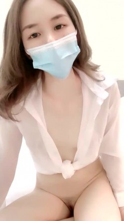 口罩粉穴新人贫乳妹子和小男友激情啪啪，口交舔屌上位快速抽插打桩，抬腿侧入进进出出流白浆，搞完掰穴自摸洗澡 截图4
