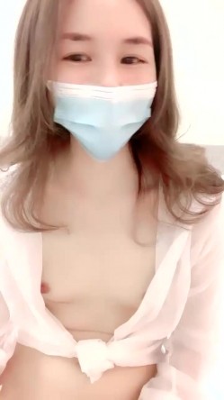 口罩粉穴新人贫乳妹子和小男友激情啪啪，口交舔屌上位快速抽插打桩，抬腿侧入进进出出流白浆，搞完掰穴自摸洗澡 截图5