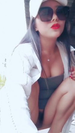 渣女来袭勾引路人打野户外激情啪啪，刺激的做爱现场让小哥舔逼口交大鸡巴揉骚奶子，后入爆草骚逼和菊花刺激 截图2
