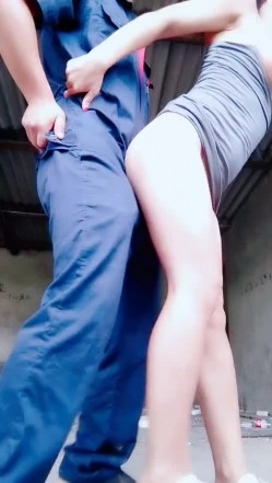 渣女来袭勾引路人打野户外激情啪啪，刺激的做爱现场让小哥舔逼口交大鸡巴揉骚奶子，后入爆草骚逼和菊花刺激 截图11
