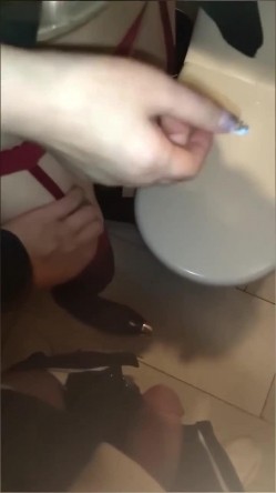 【真实勾搭巨乳气质美女老板】奶子坚挺圆润，购物中心厕所操逼，紧张又刺 截图3