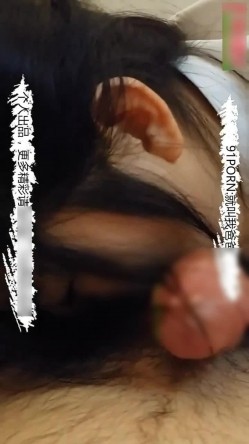 哥们儿的女友大概没用脚这样玩过 丝足边撸边笑得好灿烂 截图2