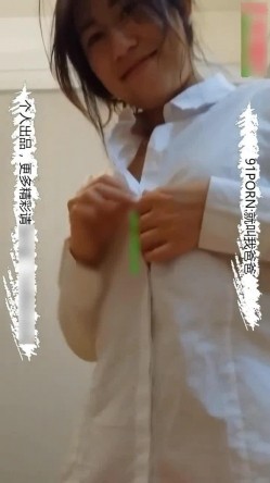 哥们儿的女友大概没用脚这样玩过 丝足边撸边笑得好灿烂 截图3