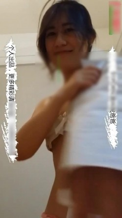 哥们儿的女友大概没用脚这样玩过 丝足边撸边笑得好灿烂 截图4