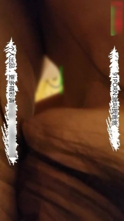 哥们儿的女友大概没用脚这样玩过 丝足边撸边笑得好灿烂 截图6