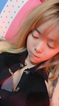 18岁大学生~【爱水的金鱼】赚点零花钱~深夜收费~道具自慰秀~住在亲戚家，想做爱了！ 截图1