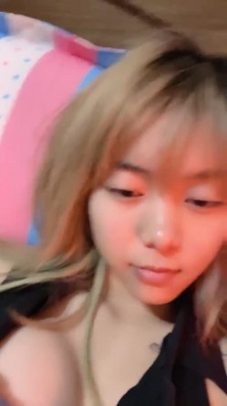 18岁大学生~【爱水的金鱼】赚点零花钱~深夜收费~道具自慰秀~住在亲戚家，想做爱了！ 截图2