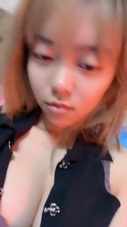 18岁大学生~【爱水的金鱼】赚点零花钱~深夜收费~道具自慰秀~住在亲戚家，想做爱了！ 截图3