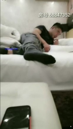 【大叔淦学妹】超清纯的学生妹和包养她的大叔，这么纯的妹子还这么骚，一直挑逗大叔，妹子姨妈来了，只能口了射在洞口肚子上 截图3