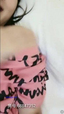 【大叔淦学妹】超清纯的学生妹和包养她的大叔，这么纯的妹子还这么骚，一直挑逗大叔，妹子姨妈来了，只能口了射在洞口肚子上 截图7