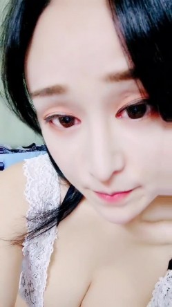 刚播新人甜美大奶美女睡衣白丝袜，翘起大屁股扭动，各种内裤揉搓肥穴，手指抠入对着镜头，揉捏大奶子晃动 截图1
