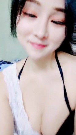 刚播新人甜美大奶美女睡衣白丝袜，翘起大屁股扭动，各种内裤揉搓肥穴，手指抠入对着镜头，揉捏大奶子晃动 截图4