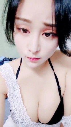 刚播新人甜美大奶美女睡衣白丝袜，翘起大屁股扭动，各种内裤揉搓肥穴，手指抠入对着镜头，揉捏大奶子晃动 截图5