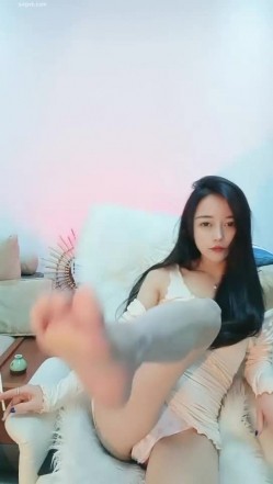 明星颜值女神 ️一库一库 ️：紧身牛仔裤男人的最爱加上这会吸人小穴太美了！ 截图1