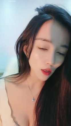 明星颜值女神 ️一库一库 ️：紧身牛仔裤男人的最爱加上这会吸人小穴太美了！ 截图2