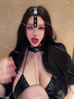 穷人女神金主母狗！巨乳绿茶婊【顾灵曦】私拍福利，吃屌车震道具自慰，被土豪无套射了满背 截图4