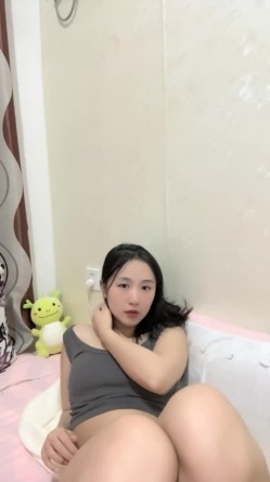 气质型极品美女！大姨妈还没走完！很想要跳蛋自慰，撩衣服震动奶头，多毛骚逼震穴，翘起屁股特写 截图2