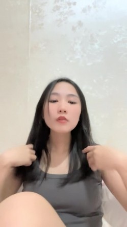 气质型极品美女！大姨妈还没走完！很想要跳蛋自慰，撩衣服震动奶头，多毛骚逼震穴，翘起屁股特写 截图3