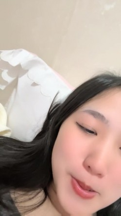 气质型极品美女！大姨妈还没走完！很想要跳蛋自慰，撩衣服震动奶头，多毛骚逼震穴，翘起屁股特写 截图5