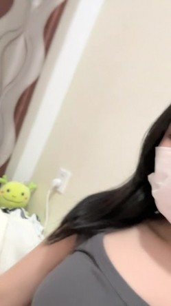气质型极品美女！大姨妈还没走完！很想要跳蛋自慰，撩衣服震动奶头，多毛骚逼震穴，翘起屁股特写 截图13
