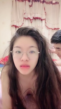 超反差眼镜少妇【95全能阿姨】体制内夫妻下海赚外快，疯狂舔脚性爱，真实爽死 截图12