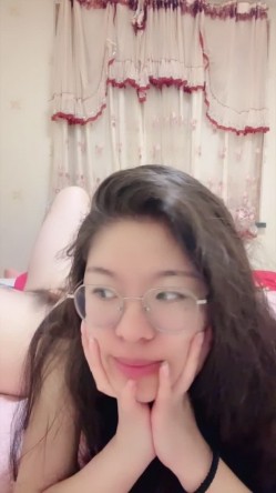 超反差眼镜少妇【95全能阿姨】体制内夫妻下海赚外快，疯狂舔脚性爱，真实爽死 截图13