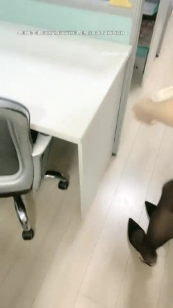 【Avove】野战爱好者，带着炮友各地留精，最爱无毛肥逼包臀裙肉丝 截图16