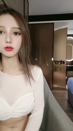 极品网红美女小姐姐！来大姨妈也要秀！性感连体网袜，骚逼塞着棉棒，扭腰摆臀，展示好身材 截图1