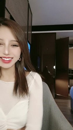 极品网红美女小姐姐！来大姨妈也要秀！性感连体网袜，骚逼塞着棉棒，扭腰摆臀，展示好身材 截图2