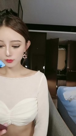 极品网红美女小姐姐！来大姨妈也要秀！性感连体网袜，骚逼塞着棉棒，扭腰摆臀，展示好身材 截图8