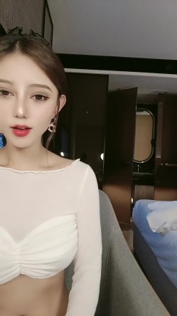 极品网红美女小姐姐！来大姨妈也要秀！性感连体网袜，骚逼塞着棉棒，扭腰摆臀，展示好身材 截图9