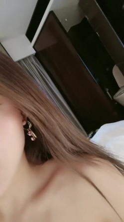 极品网红美女小姐姐！来大姨妈也要秀！性感连体网袜，骚逼塞着棉棒，扭腰摆臀，展示好身材 截图16
