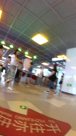 北京地铁商圈CD系列2，掀裙被小姐姐发现差点被打手，大神不怕还继续拍 截图1