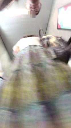 北京地铁商圈CD系列2，掀裙被小姐姐发现差点被打手，大神不怕还继续拍 截图9