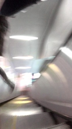 北京地铁商圈CD系列2，掀裙被小姐姐发现差点被打手，大神不怕还继续拍 截图12