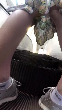 北京地铁商圈CD系列2，掀裙被小姐姐发现差点被打手，大神不怕还继续拍 截图14