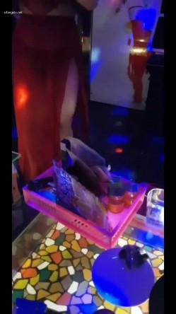 【KTV里那些事】小姐姐们各种玩 (暗黑KTV) 真空露点裸体陪玩，美女们激情四射，淫欲盛典 截图2