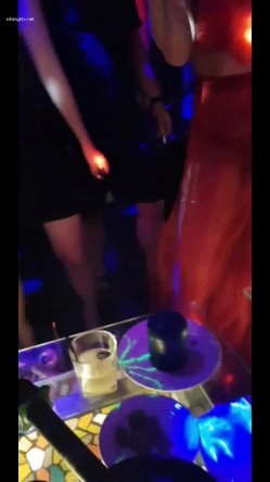 【KTV里那些事】小姐姐们各种玩 (暗黑KTV) 真空露点裸体陪玩，美女们激情四射，淫欲盛典 截图3
