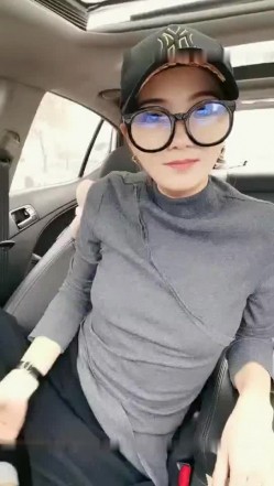 颜值不错鸭舌帽妹子驾车自慰 户外停路边拨开内裤跳蛋震动逼逼高潮出水 截图1
