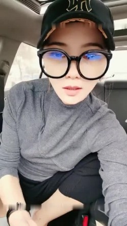 颜值不错鸭舌帽妹子驾车自慰 户外停路边拨开内裤跳蛋震动逼逼高潮出水 截图2