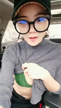 颜值不错鸭舌帽妹子驾车自慰 户外停路边拨开内裤跳蛋震动逼逼高潮出水 截图3