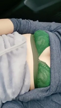 颜值不错鸭舌帽妹子驾车自慰 户外停路边拨开内裤跳蛋震动逼逼高潮出水 截图16