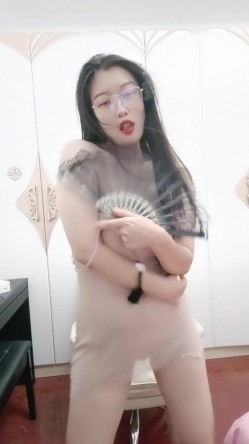 肉欲系极度风骚御姐刚下海大奶肥臀性感睡衣搔首弄姿，翘起大屁股摇摆，无毛骚穴特写 截图2