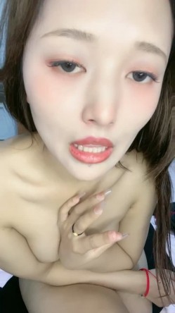 近期下海红衣美女！脱下内衣揉捏奶子！居家展示身材，翘起美臀特写，扒开紧致小穴，大姨妈还没走完 截图12