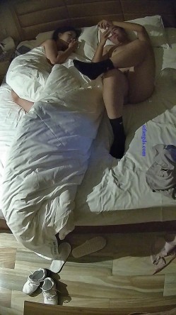 大学城附近酒店近视角偷拍 学生情侣假期炮大屁股白袜学妹能满足男友所有体位给男友鸡巴拍照留念 截图15