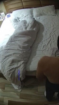 大学城附近酒店近视角偷拍 学生情侣假期炮大屁股白袜学妹能满足男友所有体位给男友鸡巴拍照留念 截图16