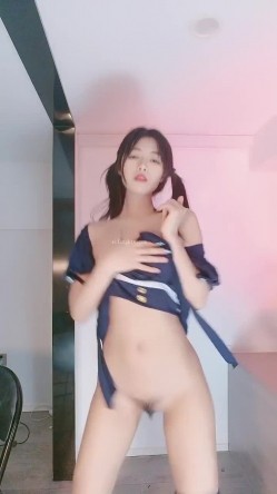 最新极品身材性感美少女【白羊座】露脸私拍裸舞身材爆炸各种热门BGM情趣搔首弄姿抖奶顶胯电臀 截图4