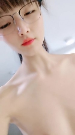 眼镜妹子过了年还是一样的套路，侧入无套啪啪打桩式玩法女上位做爱蹲下深喉口爆一嘴 截图5