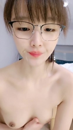 眼镜妹子过了年还是一样的套路，侧入无套啪啪打桩式玩法女上位做爱蹲下深喉口爆一嘴 截图14