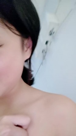 颜值不错的蝴蝶逼小骚妹，跟小哥激情啪啪口交大鸡巴白丝情趣，让小哥后入揉奶抽插，表情好骚干完洗澡诱惑 截图10